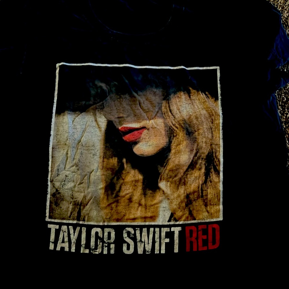 Taylor Swift RED CONCERT tee shirt